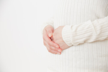 妊娠中、お腹の片側が痛くなるのはなぜ？