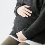 妊娠中のお腹の張りはなぜ起こる？原因や対策、病院へ行くタイミングは？