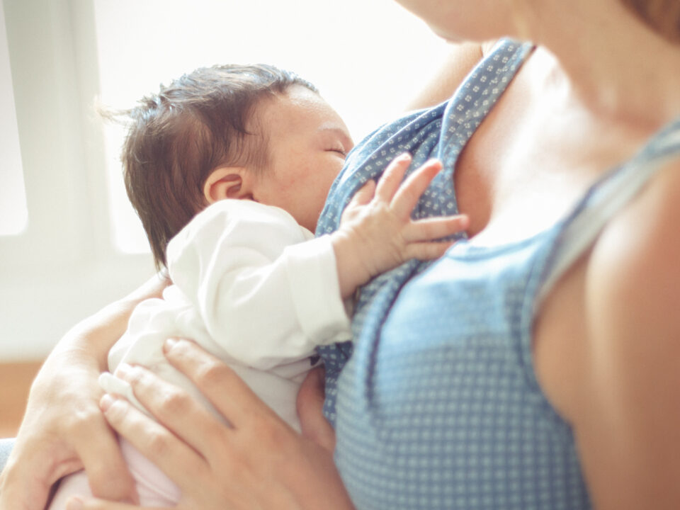赤ちゃんの抱き方を変えて授乳する