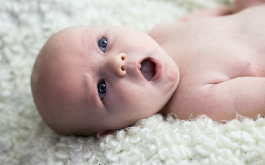 赤ちゃんの目の発達や視力について