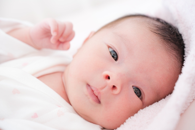 赤ちゃんの首すわりはいつ 平均的な時期や確認方法 促す方法を徹底解説 キューズベリー 抱っこ紐専門店公式ブログ
