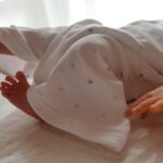 新生児が授乳後に寝ない ほっとくのはok 寝かしつけるコツを教えて キューズベリー 抱っこ紐専門店公式ブログ