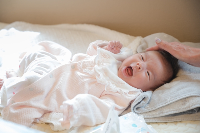 新生児特有の「手足バタバタ」の理由