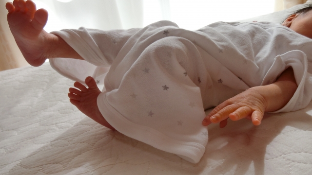 【保育士監修】新生児が寝ない！手足バタバタさせる原因とは