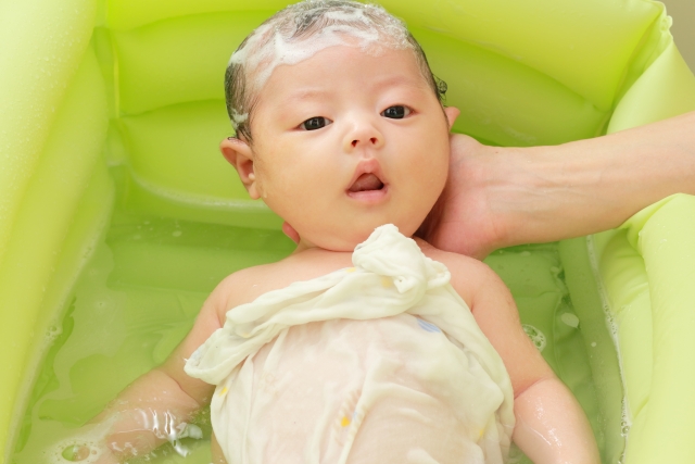 赤ちゃんの沐浴のやり方｜温度や入るタイミングを解説
