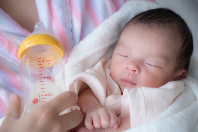  新生児のミルク量、混合育児の場合はどうやって調整すれば良いの？