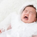 【保育士監修】新生児が寝ないで泣く原因は？対処法と寝かしつけ方を伝授！