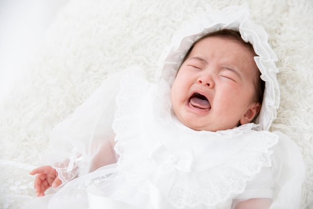 【保育士監修】新生児が寝ないで泣く原因は？対処法と寝かしつけ方を伝授！